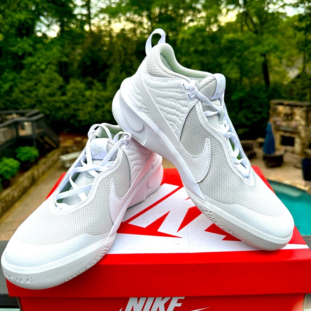 Nike All White Team Hustle D Basketball Casual Sneaker - Youth 6.5 Womens 8 NEW